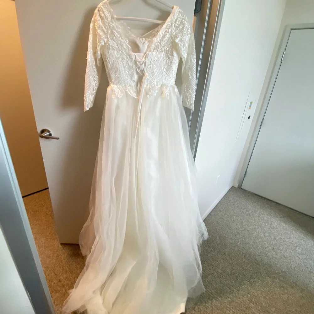 Long Sleeve Lace Pearl Wedding Dress - size 4-6, new - Picture 3 of 6
